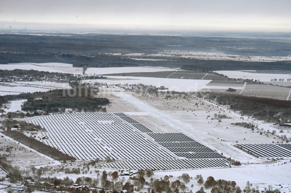 Luftbild Werneuchen - Winterluftbild Solarkraftwerk und Photovoltaik- Anlagen auf dem Flugplatz in Werneuchen im Bundesland Brandenburg, Deutschland