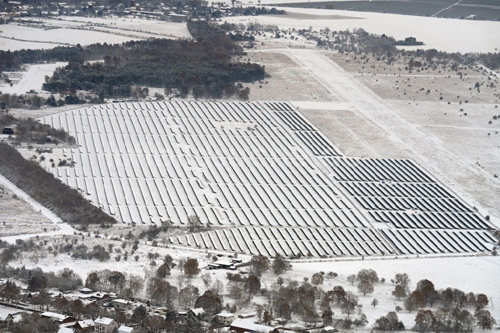 Luftaufnahme Werneuchen - Winterluftbild Solarkraftwerk und Photovoltaik- Anlagen auf dem Flugplatz in Werneuchen im Bundesland Brandenburg, Deutschland
