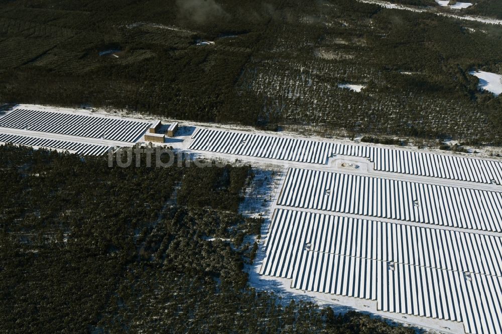 Luftaufnahme Groß Dölln - Winterluftbild Solarkraftwerk und Photovoltaik- Anlagen in Groß Dölln im Bundesland Brandenburg, Deutschland
