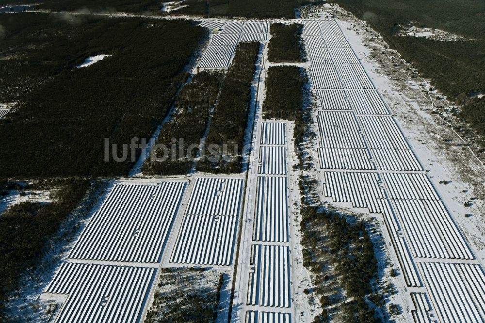 Luftbild Groß Dölln - Winterluftbild Solarkraftwerk und Photovoltaik- Anlagen in Groß Dölln im Bundesland Brandenburg, Deutschland