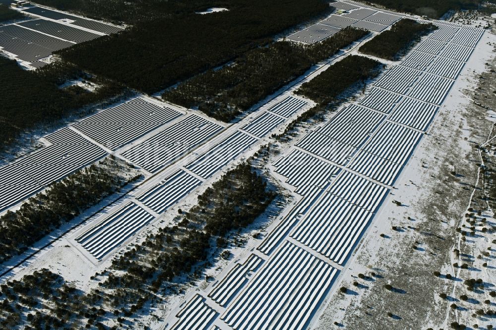 Groß Dölln von oben - Winterluftbild Solarkraftwerk und Photovoltaik- Anlagen in Groß Dölln im Bundesland Brandenburg, Deutschland
