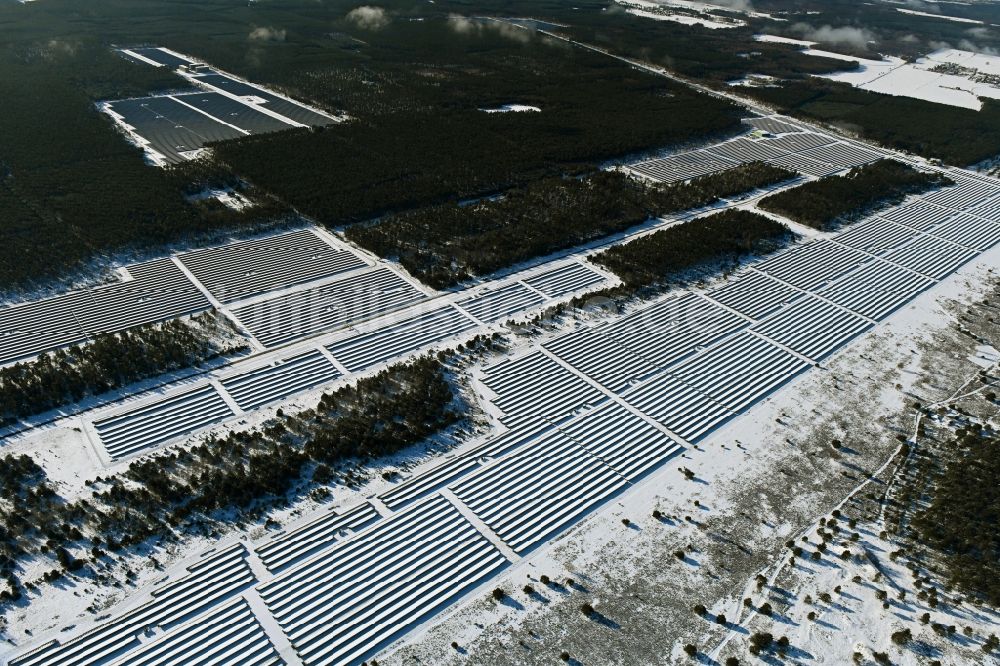 Groß Dölln aus der Vogelperspektive: Winterluftbild Solarkraftwerk und Photovoltaik- Anlagen in Groß Dölln im Bundesland Brandenburg, Deutschland