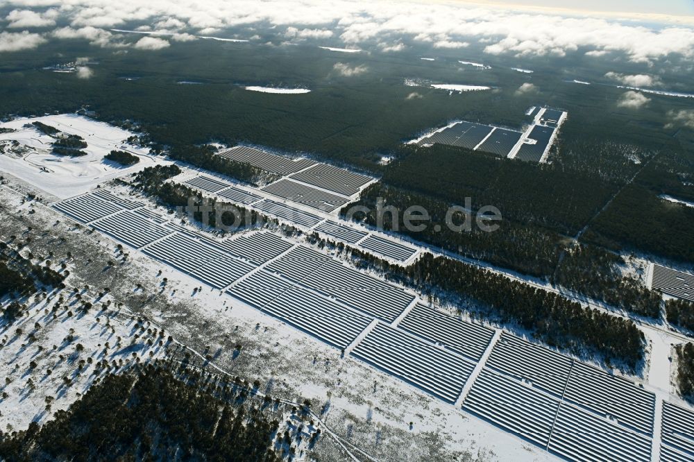 Luftaufnahme Groß Dölln - Winterluftbild Solarkraftwerk und Photovoltaik- Anlagen in Groß Dölln im Bundesland Brandenburg, Deutschland