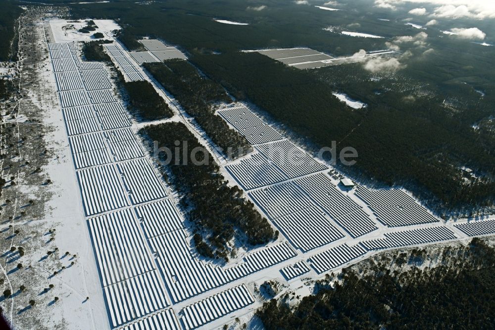 Groß Dölln aus der Vogelperspektive: Winterluftbild Solarkraftwerk und Photovoltaik- Anlagen in Groß Dölln im Bundesland Brandenburg, Deutschland