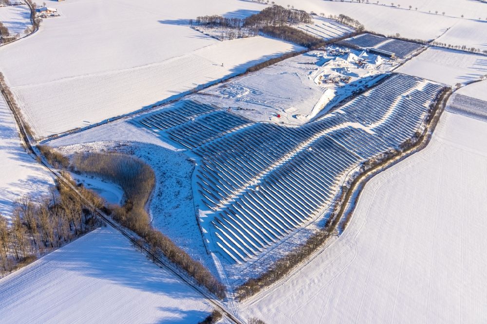 Luftaufnahme Büecke - Winterluftbild Solarkraftwerk und Photovoltaik- Anlagen Solarpark Möhnesee auf einem Feld in Büecke im Bundesland Nordrhein-Westfalen, Deutschland
