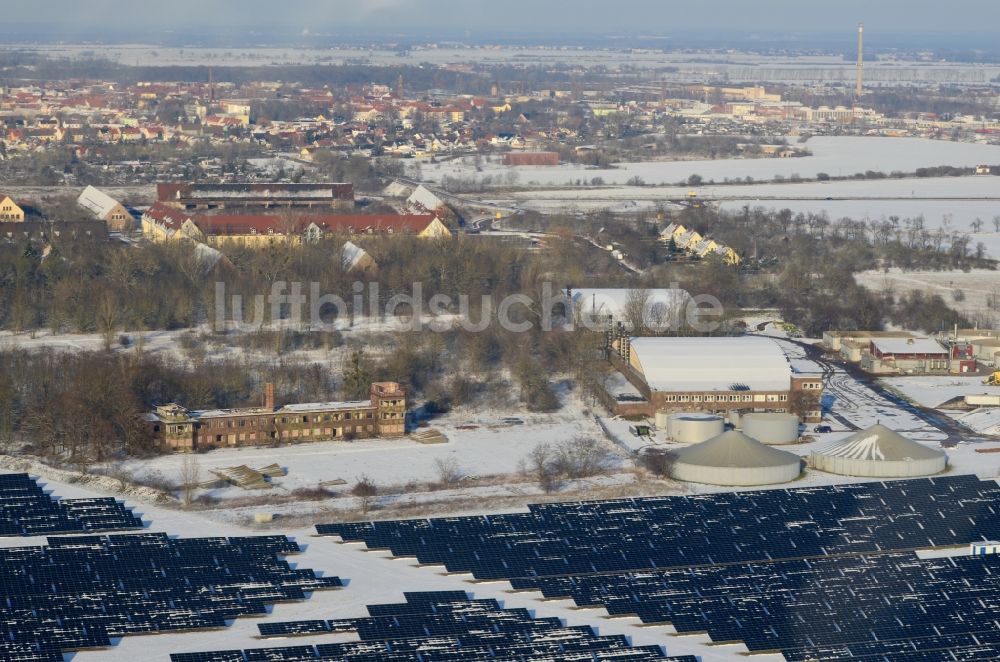 Köthen von oben - Winterluftbild Solarpark auf dem Flugplatz Köthen im Bundesland Sachsen-Anhalt