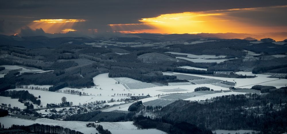 Luftbild Winterberg - Winterluftbild Sonnen- Untergang über der Landschaft am Rothaargebirge in Winterberg im Bundesland Nordrhein-Westfalen, Deutschland