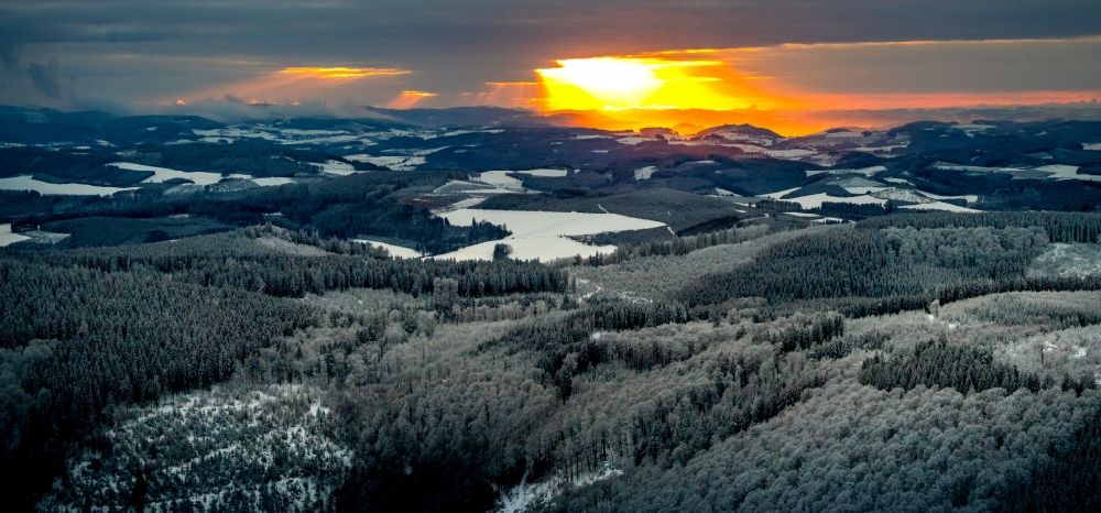 Winterberg von oben - Winterluftbild Sonnen- Untergang über der Landschaft am Rothaargebirge in Winterberg im Bundesland Nordrhein-Westfalen, Deutschland