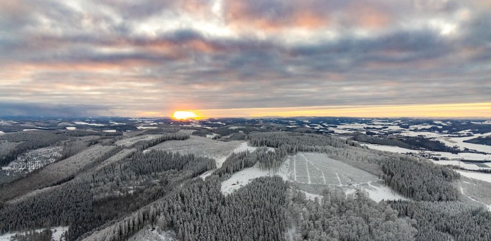 Luftbild Winterberg - Winterluftbild Sonnen- Untergang über der Landschaft am Rothaargebirge in Winterberg im Bundesland Nordrhein-Westfalen, Deutschland