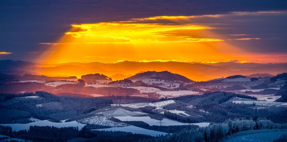 Winterberg von oben - Winterluftbild Sonnen- Untergang über der Landschaft am Rothaargebirge in Winterberg im Bundesland Nordrhein-Westfalen, Deutschland