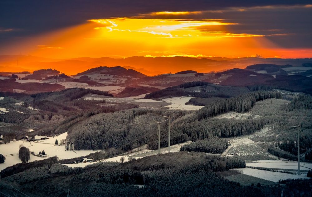 Winterberg aus der Vogelperspektive: Winterluftbild Sonnen- Untergang über der Landschaft am Rothaargebirge in Winterberg im Bundesland Nordrhein-Westfalen, Deutschland