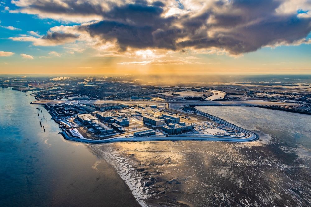 Luftbild Hamburg - Winterluftbild Sonnenuntergang beim Airbus Produktionsgelände und Werksflughafen Finkenwerder in Hamburg
