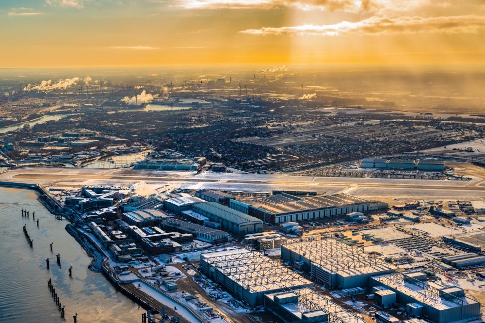 Luftaufnahme Hamburg - Winterluftbild Sonnenuntergang beim Airbus Produktionsgelände und Werksflughafen Finkenwerder in Hamburg