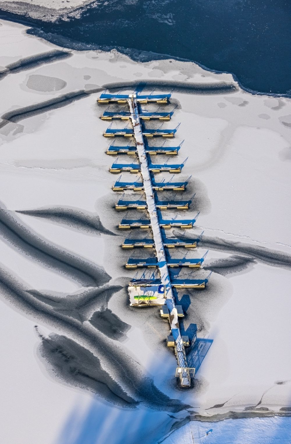 Luftbild Möhnesee - Winterluftbild Sport- und Segelboot - Anlegestelle am Seeufer am Möhnesee im Ortsteil Körbecke in Möhnesee im Bundesland Nordrhein-Westfalen, Deutschland