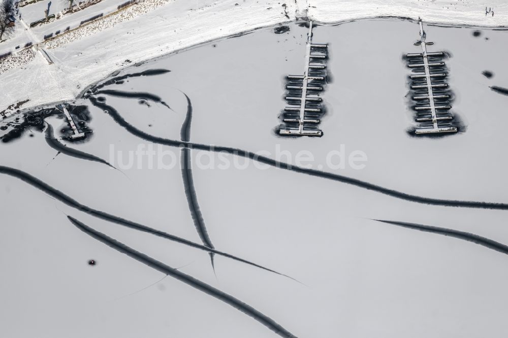 Luftbild Delecke - Winterluftbild Sportboot- Anlegestelle am Uferbereich des zugefrorenen Möhnsee in Delecke im Bundesland Nordrhein-Westfalen, Deutschland