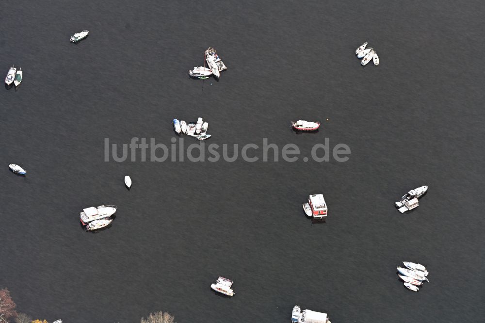 Luftbild Berlin - Winterluftbild Sportboote auf der Wasseroberfläche Rummelsburger See in Berlin, Deutschland