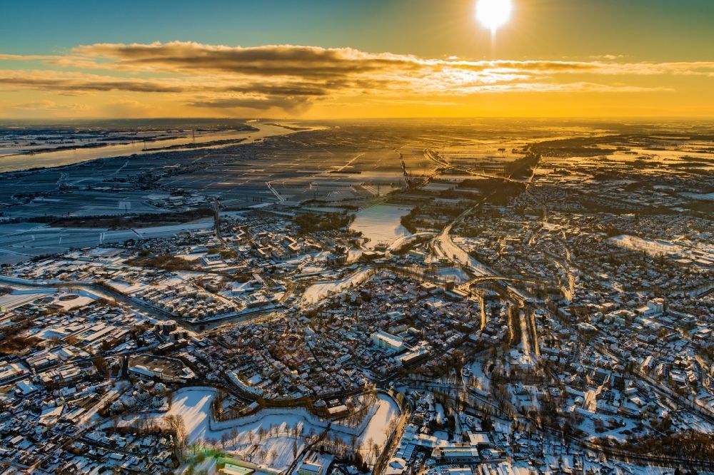 Luftaufnahme Stade - Winterluftbild Stadtansicht beim Sonnenaufgang vom Innenstadtbereich bis Campe in Stade im Bundesland Niedersachsen, Deutschland