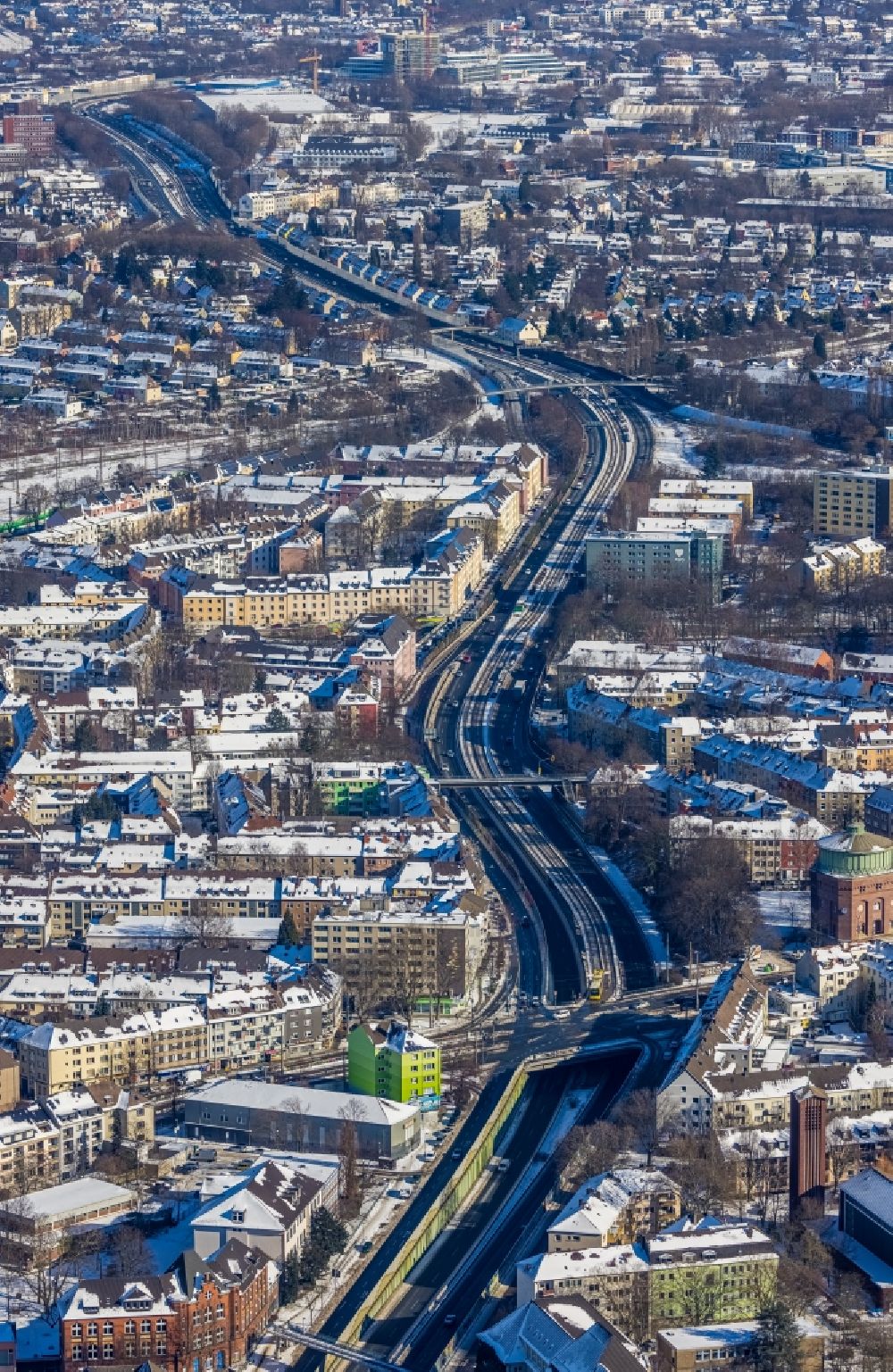 Luftaufnahme Essen - Winterluftbild Stadtansicht entlang der Autobahn A40 in Essen im Bundesland Nordrhein-Westfalen