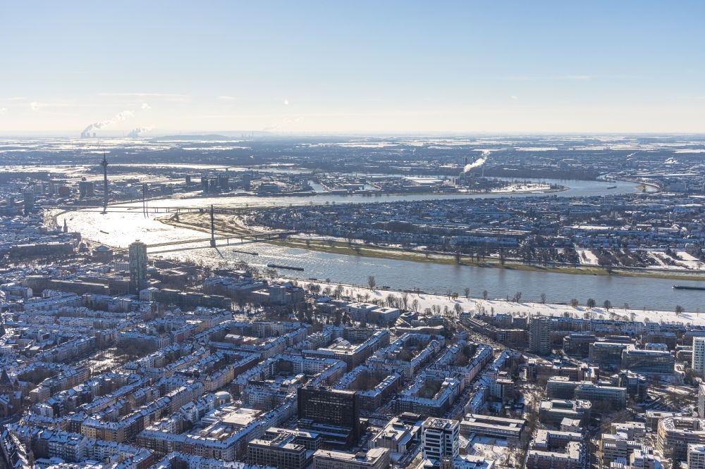 Luftbild Düsseldorf - Winterluftbild Stadtansicht am Flussverlauf des Rhein in Düsseldorf im Bundesland Nordrhein-Westfalen, Deutschland