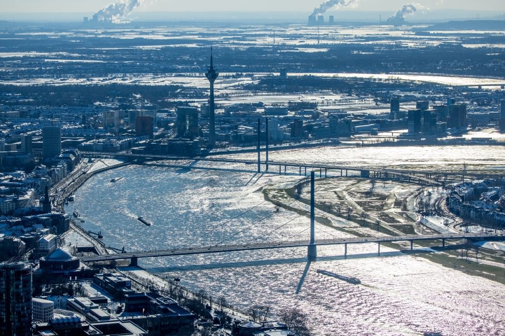 Luftaufnahme Düsseldorf - Winterluftbild Stadtansicht am Flussverlauf des Rhein in Düsseldorf im Bundesland Nordrhein-Westfalen, Deutschland
