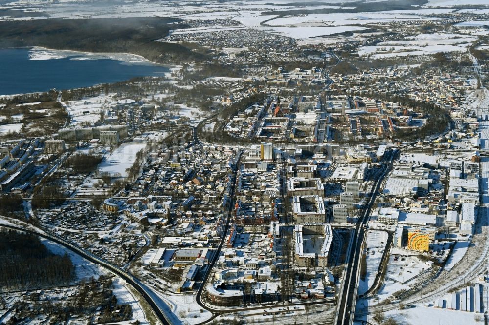 Luftaufnahme Neubrandenburg - Winterluftbild Stadtansicht vom Innenstadtbereich entlang der Ziegelbergstraße in Neubrandenburg im Bundesland Mecklenburg-Vorpommern, Deutschland