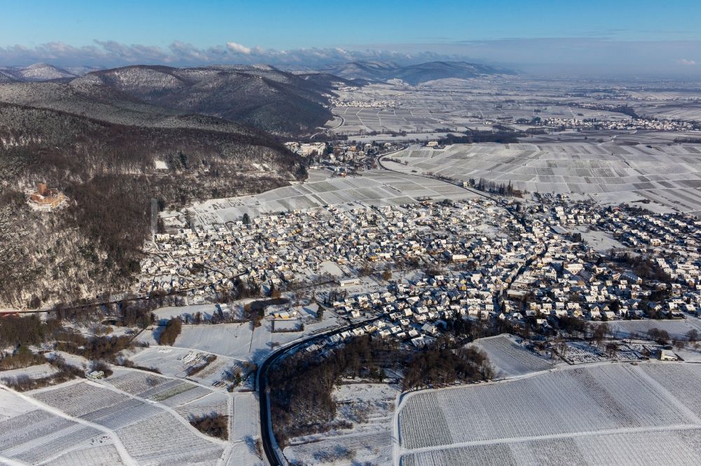 Klingenmünster von oben - Winterluftbild Stadtansicht vom Innenstadtbereich in Klingenmünster im Bundesland Rheinland-Pfalz, Deutschland