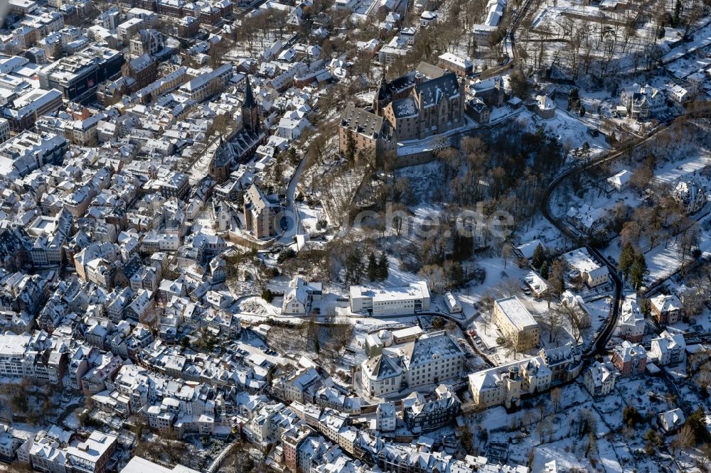 Luftbild Marburg - Winterluftbild Stadtansicht vom Innenstadtbereich in Marburg im Bundesland Hessen, Deutschland