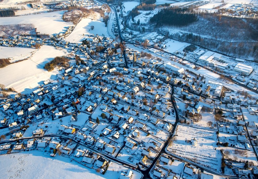 Bestwig von oben - Winterluftbild Stadtansicht vom Innenstadtbereich im Ortsteil Ramsbeck in Bestwig im Bundesland Nordrhein-Westfalen
