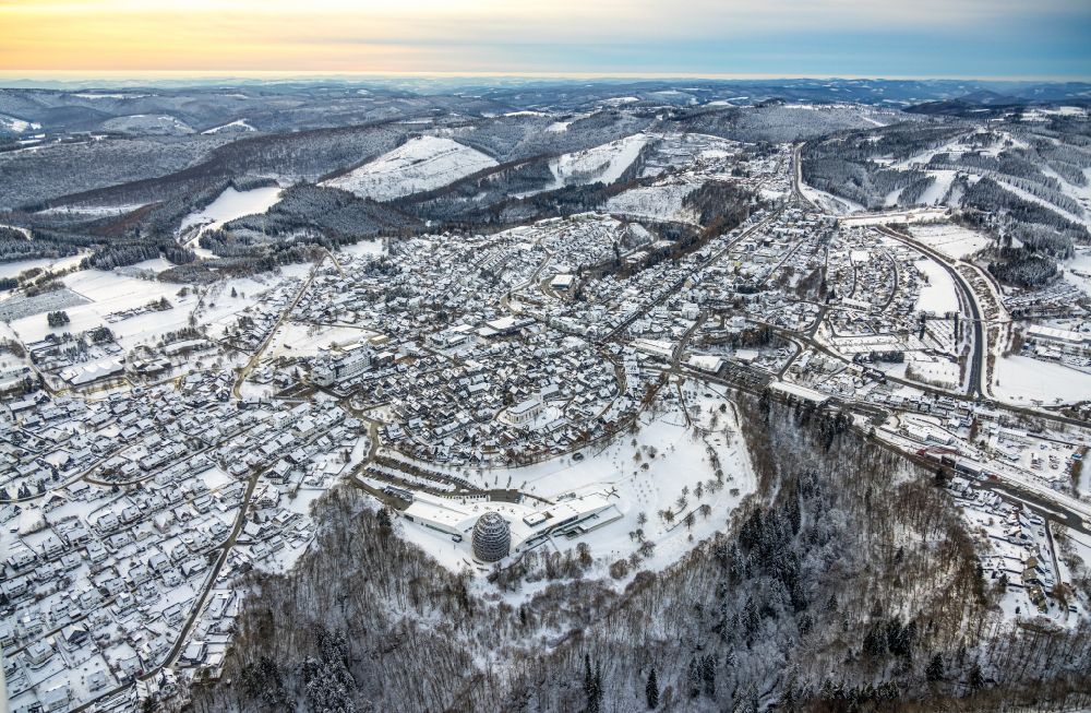 Winterberg von oben - Winterluftbild Stadtansicht vom Innenstadtbereich in Winterberg im Bundesland Nordrhein-Westfalen, Deutschland