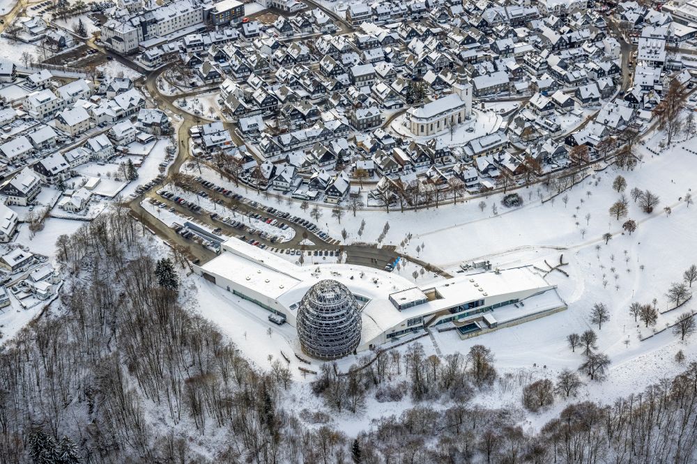 Winterberg aus der Vogelperspektive: Winterluftbild Stadtansicht vom Innenstadtbereich in Winterberg im Bundesland Nordrhein-Westfalen, Deutschland