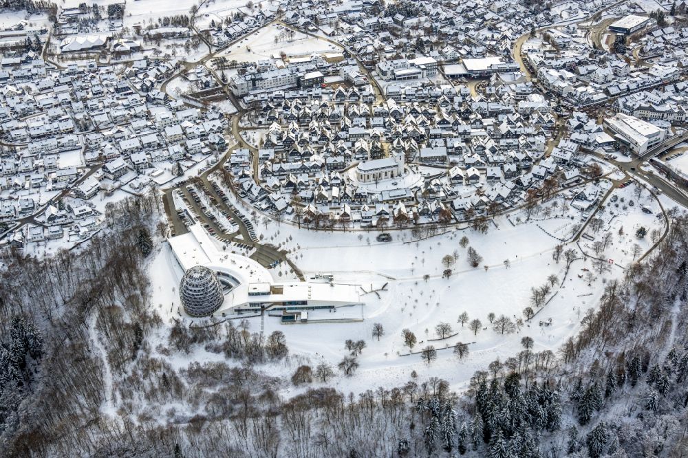 Luftaufnahme Winterberg - Winterluftbild Stadtansicht vom Innenstadtbereich in Winterberg im Bundesland Nordrhein-Westfalen, Deutschland