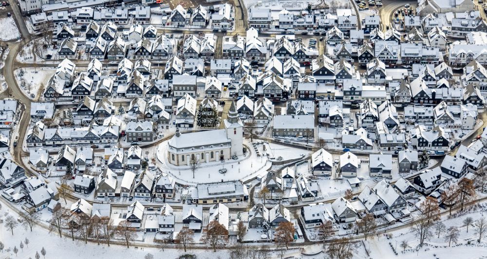 Winterberg aus der Vogelperspektive: Winterluftbild Stadtansicht vom Innenstadtbereich in Winterberg im Bundesland Nordrhein-Westfalen, Deutschland
