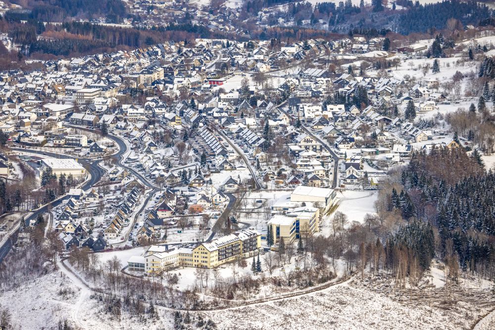 Luftbild Winterberg - Winterluftbild Stadtansicht vom Innenstadtbereich in Winterberg im Bundesland Nordrhein-Westfalen, Deutschland