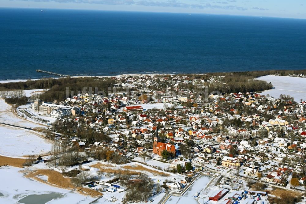 Luftaufnahme Wustrow - Winterluftbild Stadtansicht am Küstenbereich der Ostsee in Wustrow im Bundesland Mecklenburg-Vorpommern, Deutschland