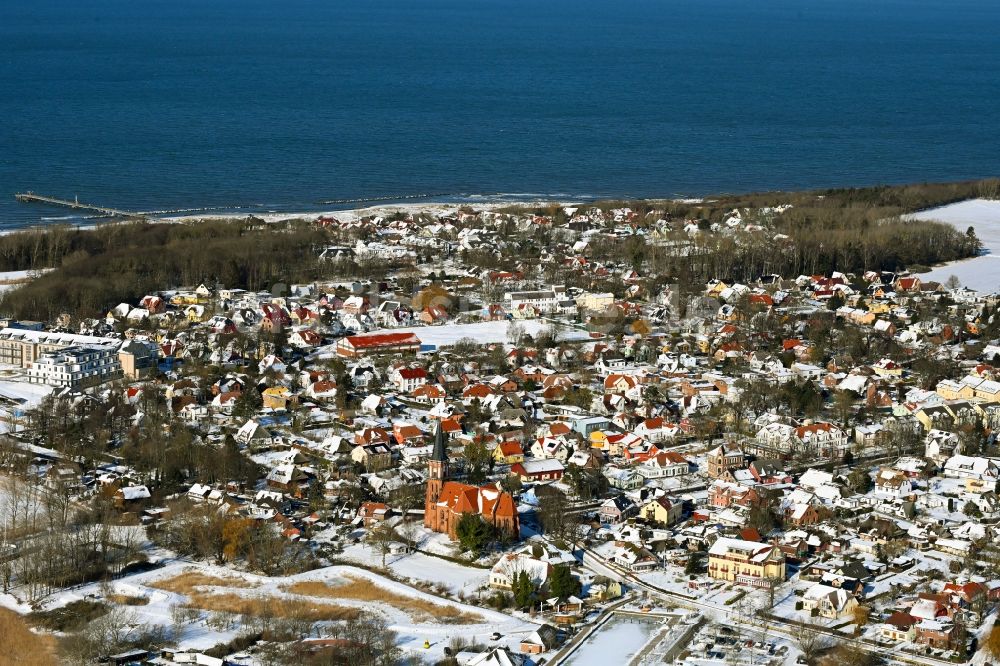 Wustrow von oben - Winterluftbild Stadtansicht am Küstenbereich der Ostsee in Wustrow im Bundesland Mecklenburg-Vorpommern, Deutschland