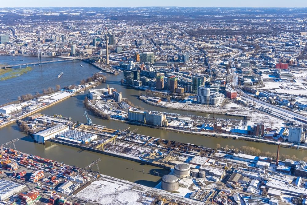 Luftbild Düsseldorf - Winterluftbild Stadtansicht am Ufer des Flussverlaufes des Rhein am Medienhafen in Düsseldorf im Bundesland Nordrhein-Westfalen - NRW, Deutschland