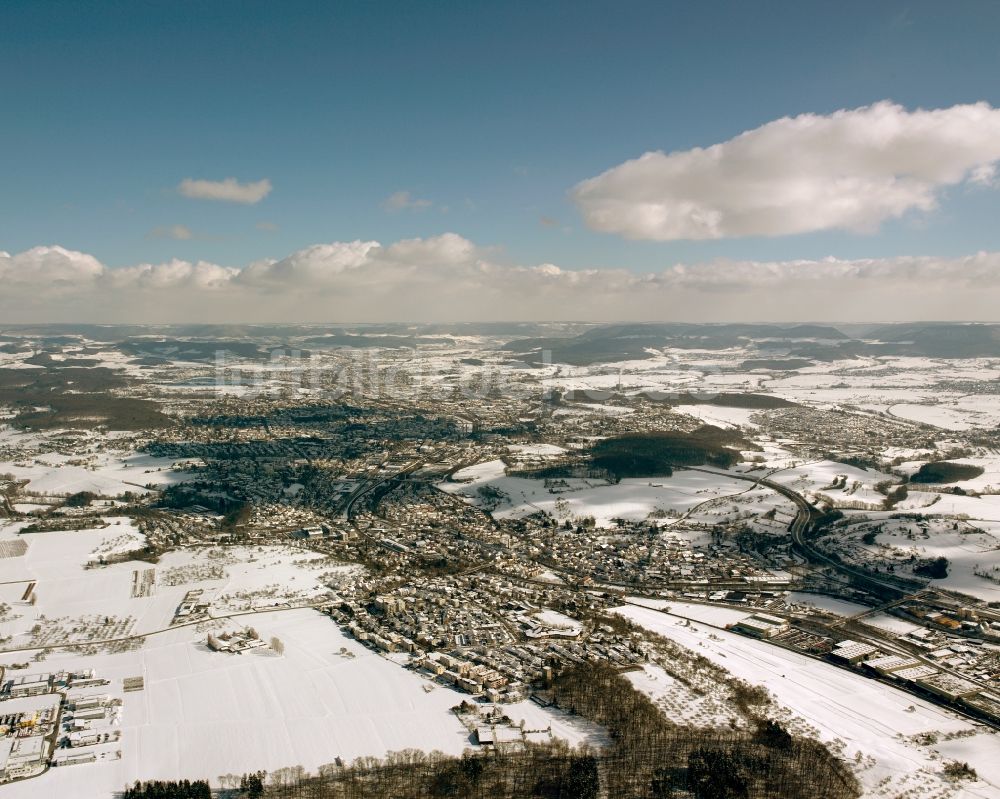 Luftaufnahme Göppingen - Winterluftbild Stadtgebiet mit Außenbezirken und Innenstadtbereich in Göppingen im Bundesland Baden-Württemberg, Deutschland