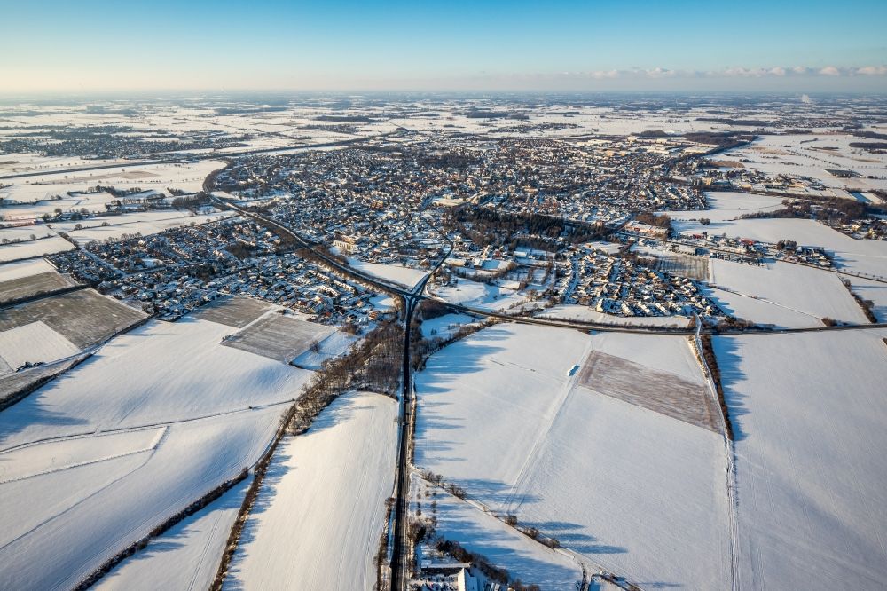 Luftaufnahme Werl - Winterluftbild Stadtgebiet mit Außenbezirken und Innenstadtbereich in Werl im Bundesland Nordrhein-Westfalen, Deutschland