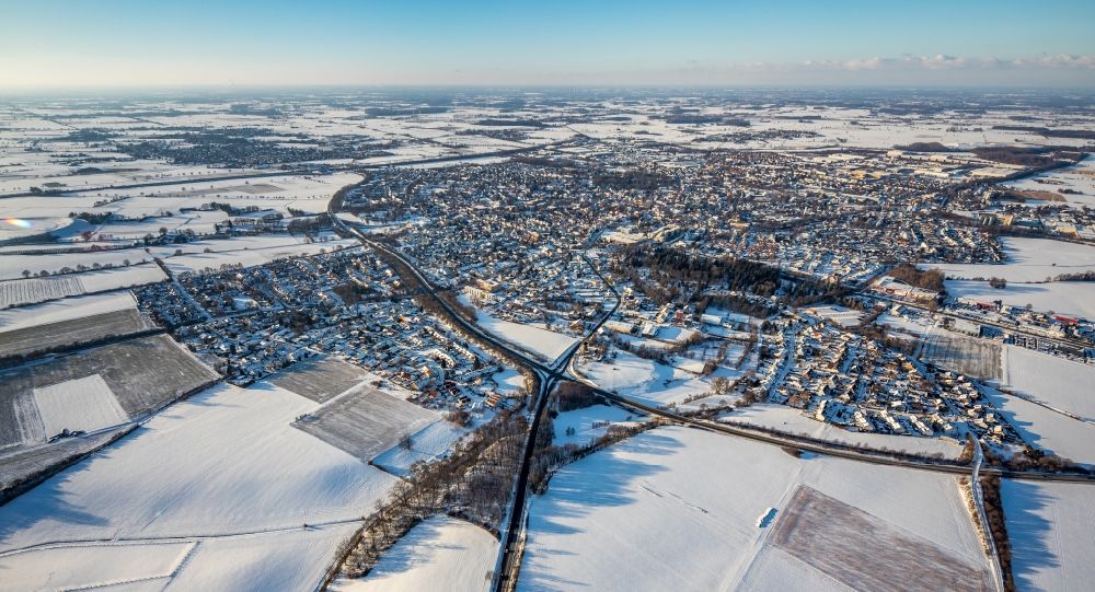 Werl von oben - Winterluftbild Stadtgebiet mit Außenbezirken und Innenstadtbereich in Werl im Bundesland Nordrhein-Westfalen, Deutschland