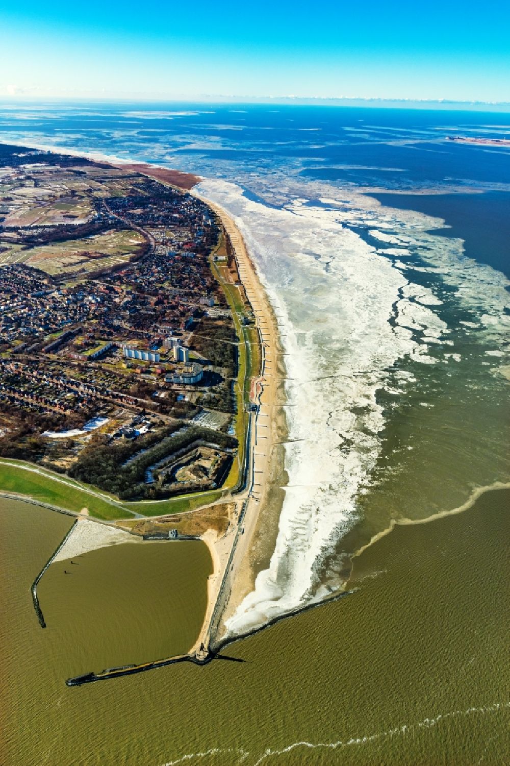 Luftbild Cuxhaven - Winterluftbild Stadtteilansicht der Kurviertel Döse an der Küste der Nordsee am Wattenmeer in Cuxhaven im Bundesland Niedersachsen