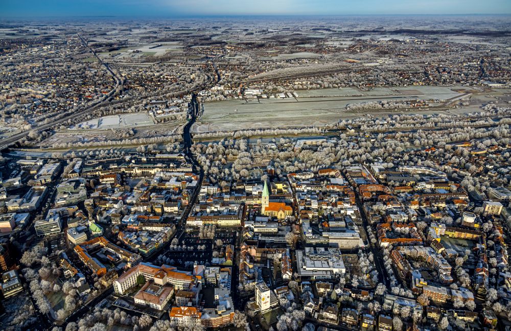 Luftaufnahme Hamm - Winterluftbild Stadtzentrum im Innenstadtbereich mit Flugplatz im Hintergrund in Hamm im Bundesland Nordrhein-Westfalen, Deutschland