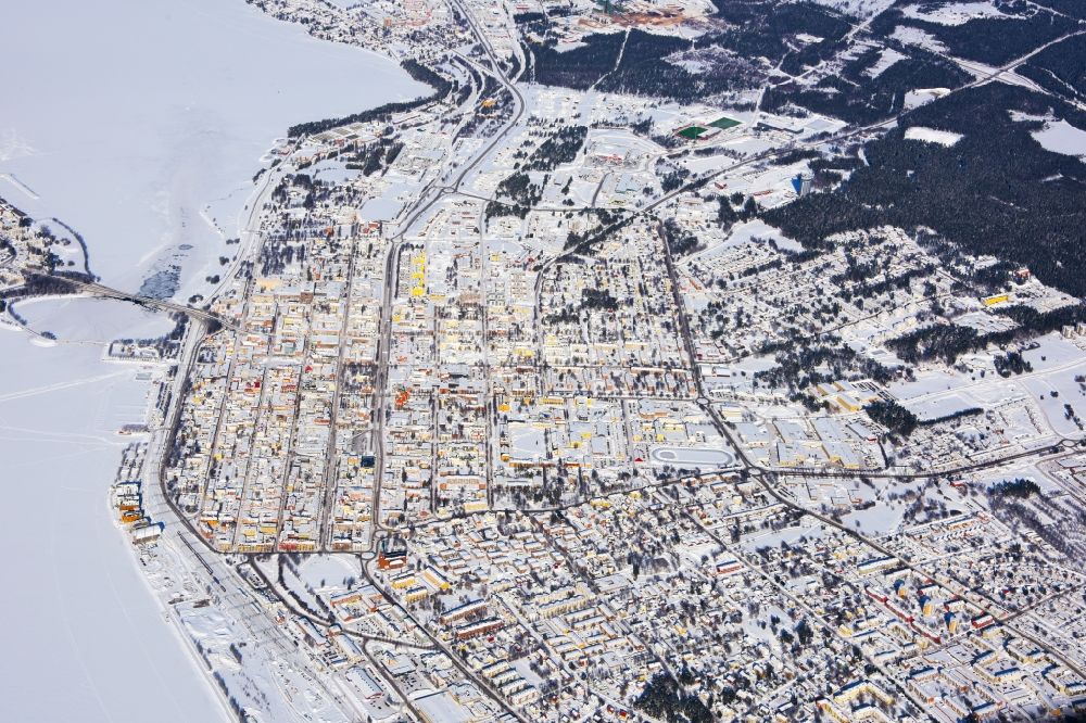 Luftbild Östersund - Winterluftbild Stadtzentrum im Innenstadtbereich in Östersund in Jämtlands län, Schweden