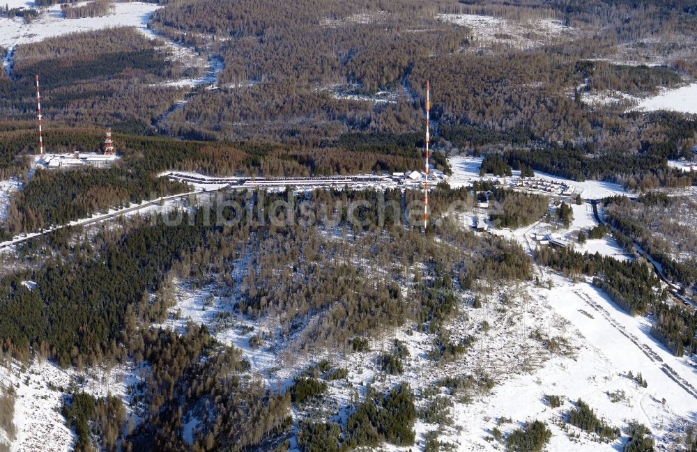 Torfhaus von oben - Winterluftbild Stahlmast- Funkturm und Sendeanlage als Grundnetzsender Sender Torfhaus in Torfhaus im Bundesland Niedersachsen, Deutschland