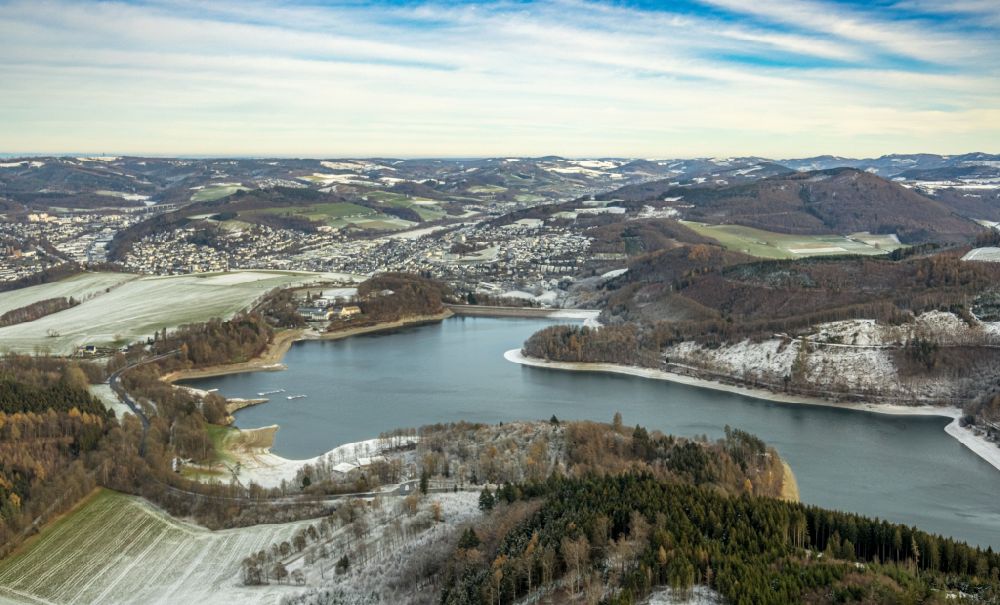 Luftaufnahme Möhnesee - Winterluftbild Stausee in Möhnesee im Bundesland Nordrhein-Westfalen, Deutschland