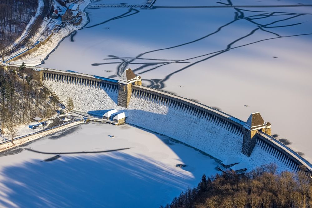 Luftbild Günne - Winterluftbild Stausee Möhnetalsperre des Möhnesee im Bundesland Nordrhein-Westfalen, Deutschland