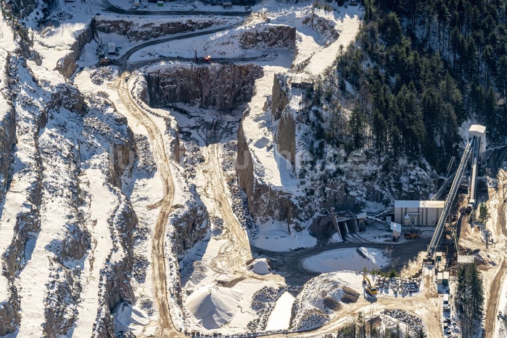 Seebach aus der Vogelperspektive: Winterluftbild Steinbruch zum Abbau von Granit in Seebach im Bundesland Baden-Württemberg, Deutschland