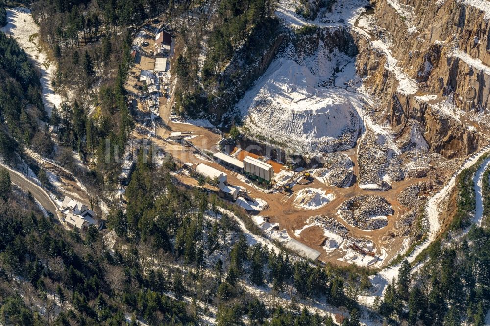 Luftbild Seebach - Winterluftbild Steinbruch zum Abbau von Granit in Seebach im Bundesland Baden-Württemberg, Deutschland