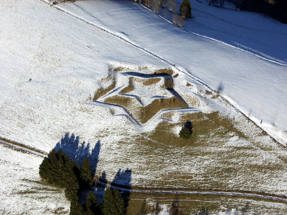 Kleines Wiesental von oben - Winterluftbild. Sternförmige Barockschanze beim Ortsteil Neuenweg in Kleines Wiesental im Bundesland Baden-Württemberg