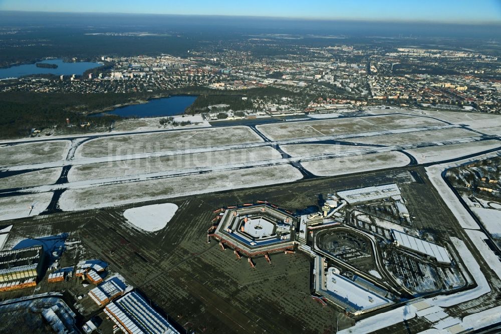 Luftbild Berlin - Winterluftbild Stillegung Terminal des Flughafens Berlin - Tegel