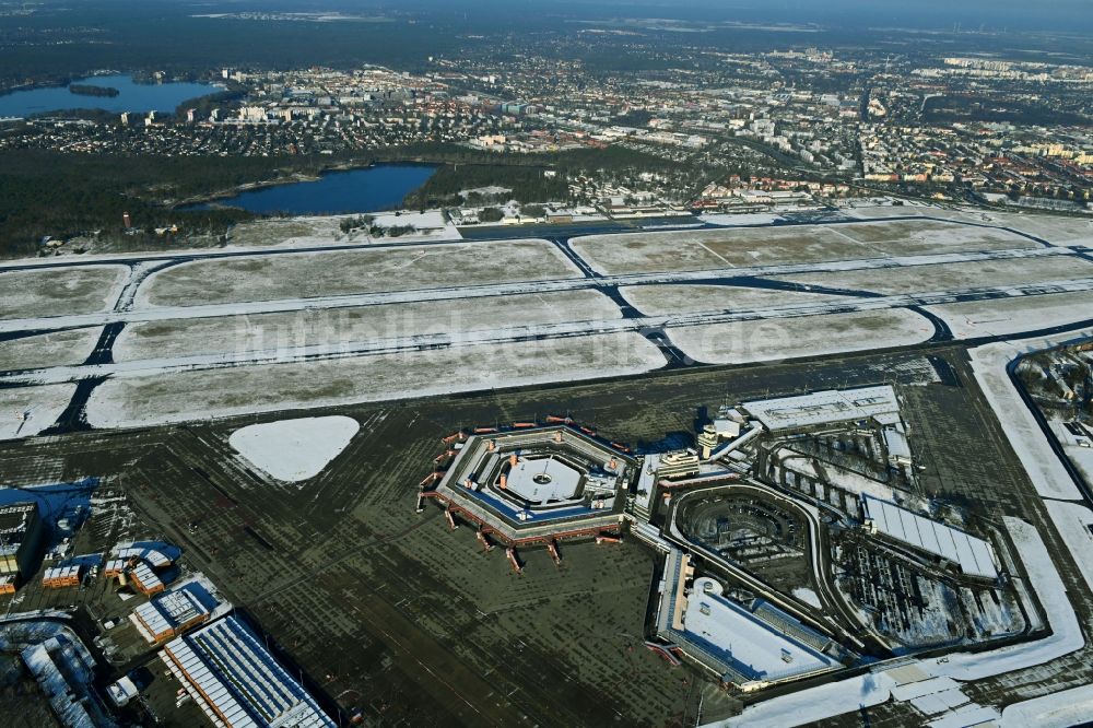 Luftaufnahme Berlin - Winterluftbild Stillegung Terminal des Flughafens Berlin - Tegel